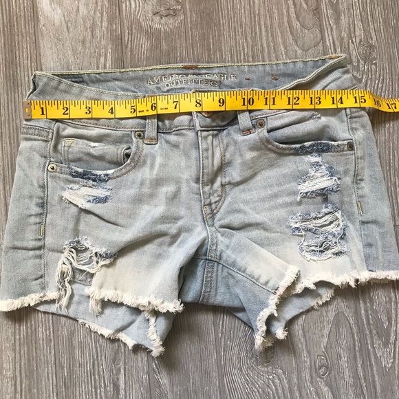 5/$20 SALE ✨ AEO Distressed Midi Stretch Light Wash Denim Jean Short - Picture 8 of 10